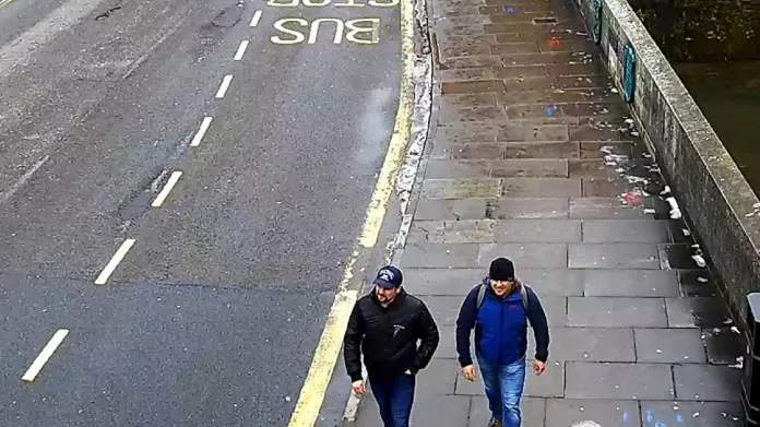 Dvojice Rusů podezřelých z otravy Skripala zachycená v Salisbury bezpečnostní kamerou