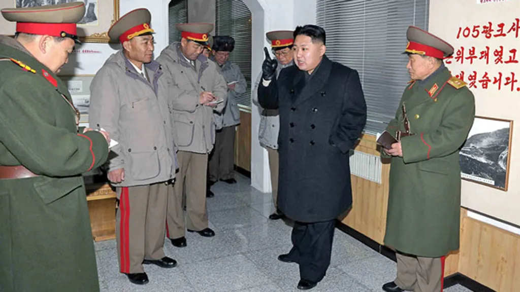 Kim Čong-un beseduje s vojskem