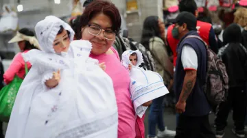 Pouliční umělci v ulicích Mexico City nabízejí před svátkem Día de la Candelaria panenky představující Ježíška