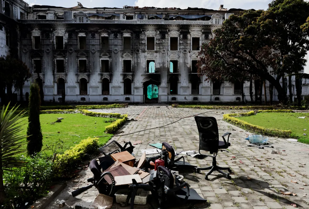 Nádvoří nepálského parlamentu týdny po násilných protivládních protestech