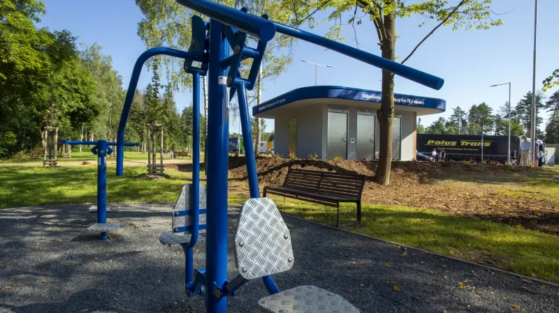 Cestující se mohou protáhnout v malé venkovní posilovně