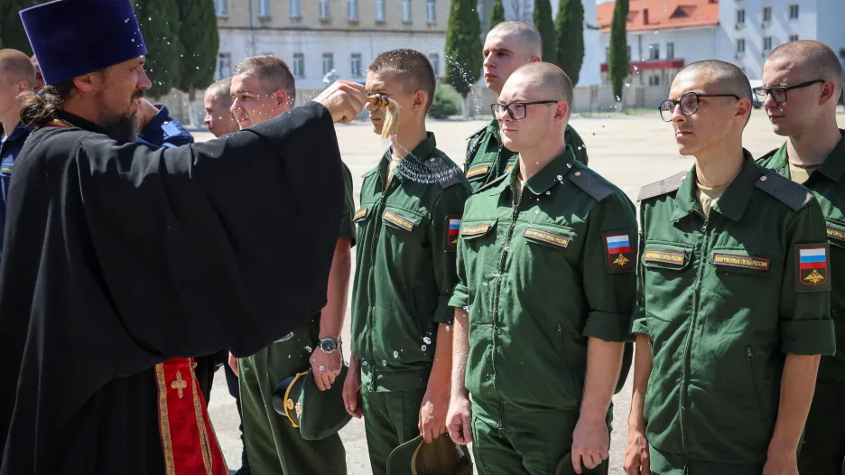 Pravoslavný kněz žehná ruským brancům povolaným do vojenské služby