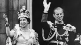 Královna po korunovaci mává lidu z balkonu Buckinghamského paláce