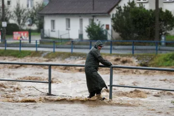 Rady pro postižené povodní: kde žádat o dávky, volno pro dobrovolníky, co zaplavená firma
