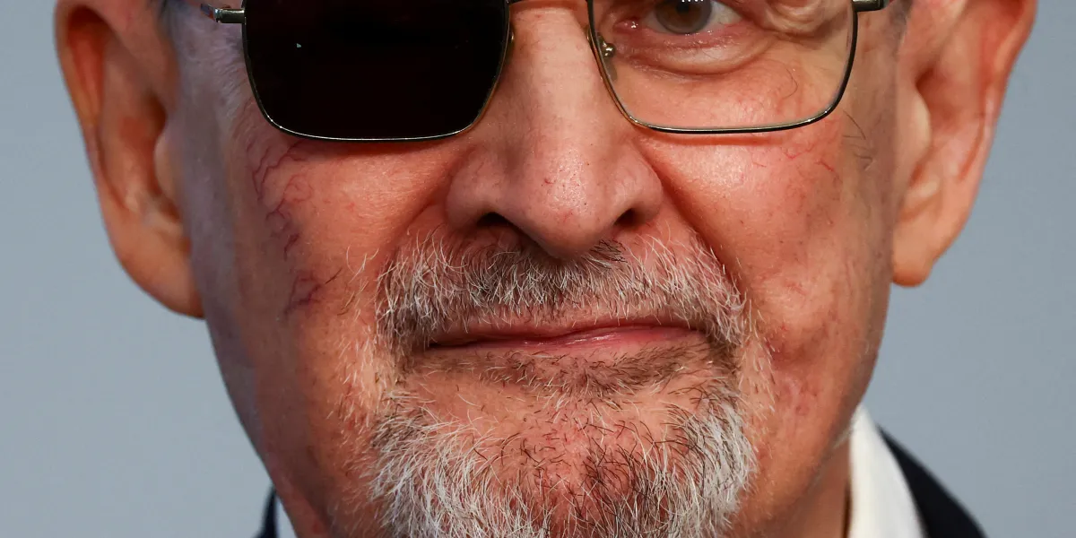 Jako králík před reflektory. Salman Rushdie medituje v nové knize o tom ...