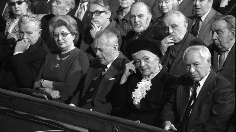 Herci Ladislav Pešek, Karel Höger, Jiří Dohnal, herečka Jiřina Šejbalová a pěvkyně Libuše Domanínská při podpisu Anticharty