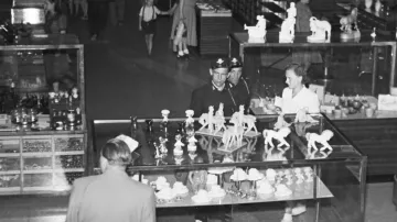 Obchodní dům Bílá labuť a akce Mládež vede závod (oddělení hraček). 1950