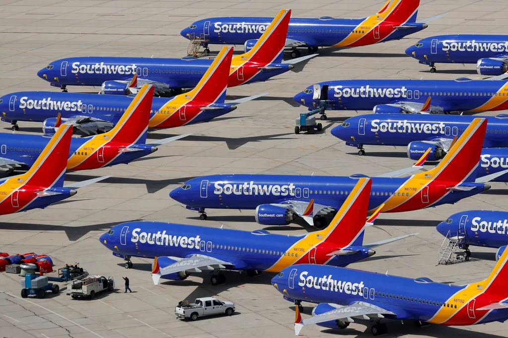 Odstavená letadla Boeing 737 MAX 8 společnosti Southwest Airlines zaparkovaná na ploše letiště ve Victorville v Kalifornii
