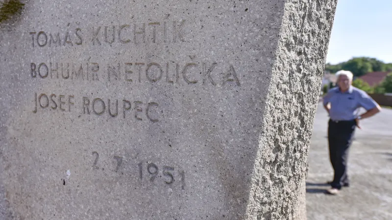 Památník zastřeleným funkcionářům v Babicích