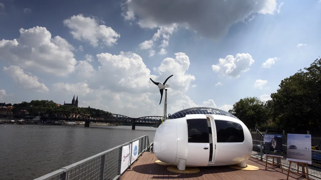 Energeticky soběstačný mobilní mikrodům Ecocapsule byl představen novinářům na tiskové konferenci 4. června na lodi Cargo Gallery na smíchovské náplavce v Praze