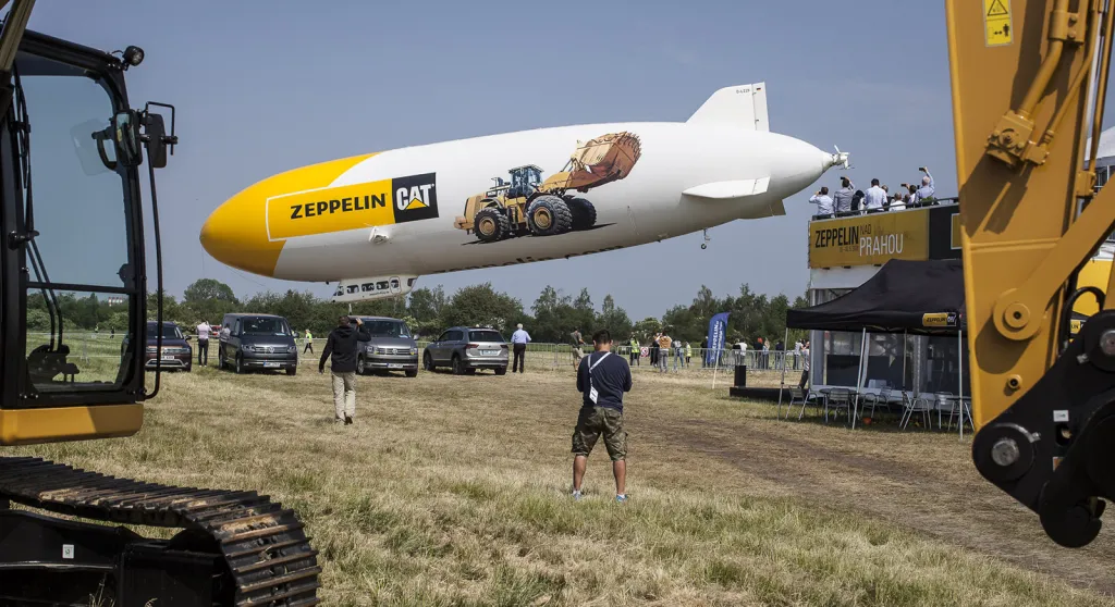 Konstrukce nebeského obra má objem 8425 m³ a délku 75 metrů. Nosným plynem je helium.