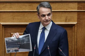 Řecký premiér vyměnil část vlády, reagoval tak na protesty kvůli srážce vlaků