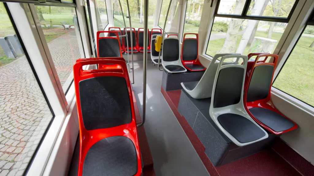 Tramvaj 14T s příčně uspořádanými sedadly