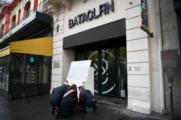 Ztichlá Paříž si připomíná oběti teroristického útoku z roku 2015