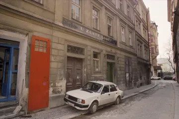Kniha mapuje, co zbylo z devadesátek. Squaty byly společenskou alternativou