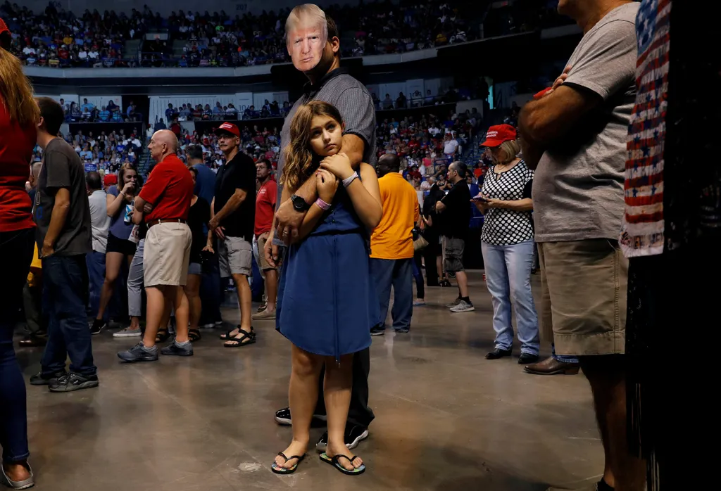 Fanoušek Donalda Trumpa se svou desetiletou dcerou a maskou amerického prezidenta během kampaně ve městě Wilkes-Barre v Pensylvánii