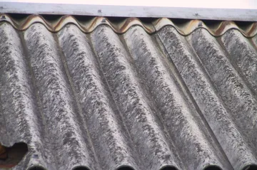 Malí zemědělci dostanou peníze na likvidaci střech s azbestem
