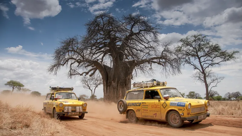 Za 33 let své existence na automobilovém trhu se Trabant stihl stát politickým symbolem, sběratelským artiklem a adrenalinovou vášní. Prorazil Berlínskou zeď a podíval se i na konec světa.