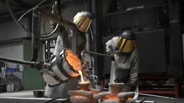 Odlévání umělecké připomínky na návštěvu královny Alžběty II. v Brně