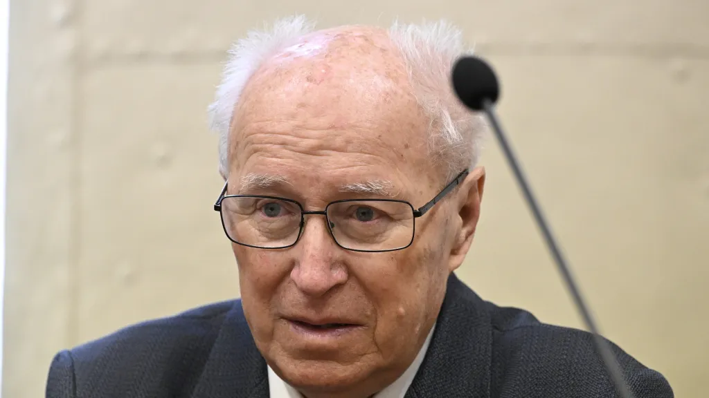 Obžalovaný plukovník někdejší Pohraniční stráže Jan Muzikář u Obvodního soudu pro Prahu 1 (11. června 2024)