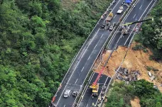 Na jihu Číny se propadla dálnice, zemřelo nejméně 24 lidí