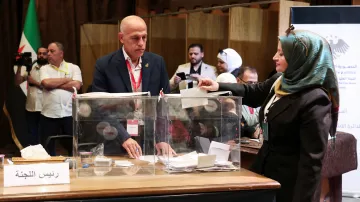 V Aleppu probíhá hlasování volebního kolegia, jehož člen vybírá kandidáty do nového parlamentu