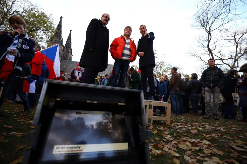 Oslavy 17. listopadu v pražských ulicích