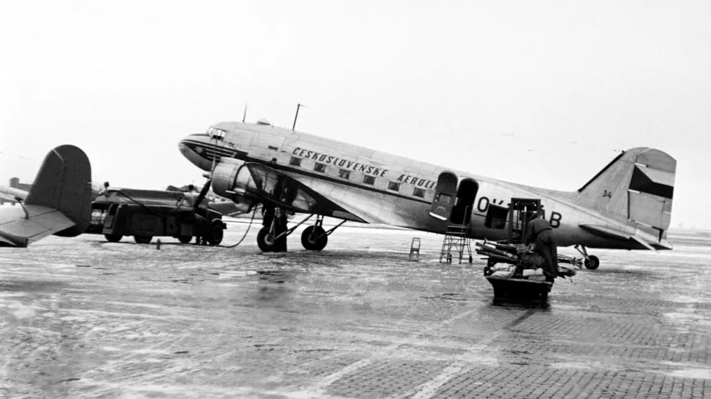 Letadlo ČSA na ruzyňském letišti v roce 1950