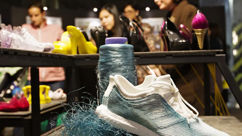 Obuv britského designéra Alexandera Taylora (pro Adidas) vyrobená z rybářských sítí