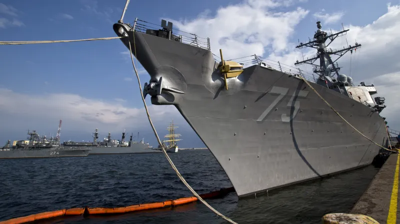 Na jaře kolovala mezi bloggery informace, že ruský útočný letoun vyřadil obranné systémy amerického křižníku Donald Cook (na snímku)