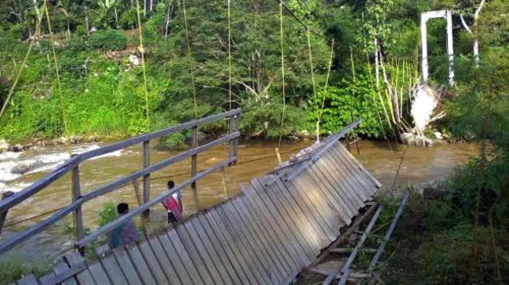 Zřícený visutý most v Indonésii