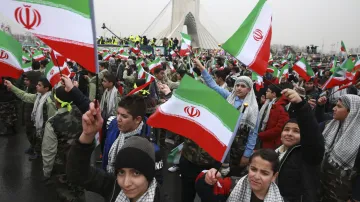 Stovky tisíc lidí vyšly do ulic Teheránu a dalších měst, aby si připomněli 40. výročí islámské revoluce z roku 1979.