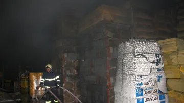 Do haly, ve které v pátek hořelo, se hasiči kvůli dalšímu požáru vrátili
