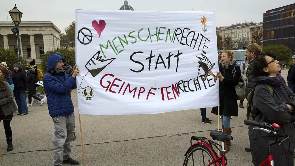 Protest ve Vídni proti vládním opatřením proti šíření covidu-19 (12. 11. 2021)