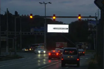 Proti byla policie a odborníci. Nebezpečný billboard přesto postavili