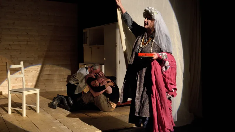 „Na stole byla tatínkova polévková lžíce. To bylo to poslední, co jsem uviděla. Propadla jsem se do tmy a ta tma mě bolela. Pak ze mě strhali šaty, a když bylo po všem, uřezali mi prsa. V krvavých proudech ze mě vytékal život a já jsem se začala bát smrti. Třásla jsem se. Cítila jsem, jak mé tělo chladne. Ale pak světlo rozehnalo tmu a já jsem uslyšela andělský zpěv.“