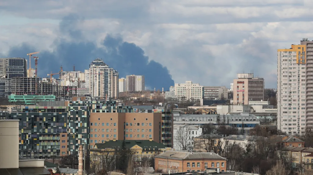 Kouř stoupající nad Kyjevem