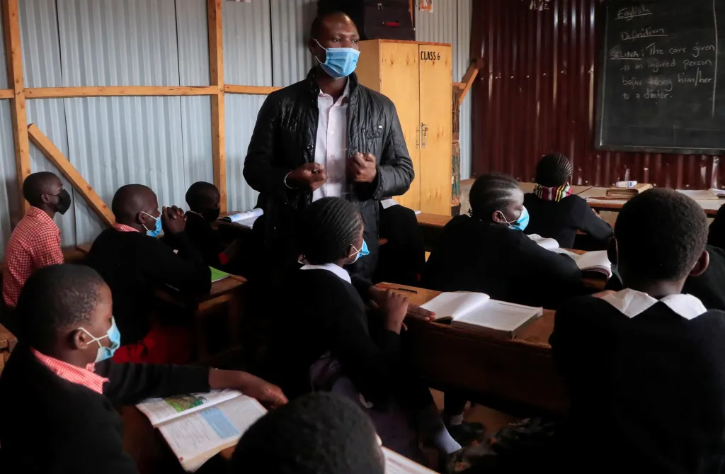 Děti se vracejí do školy v městské čtvrti Kibera v Nairobi, která je současně největším slumem v zemi, poté co promeškaly vzhledem k pandemii téměř celý školní rok