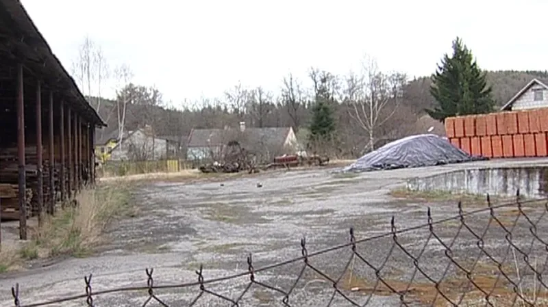 Zdíkovem na Prachaticku otřásá spor kvůli skladu uhlí.