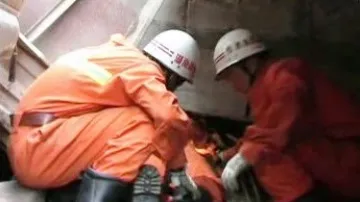 Čínští záchranáři odklízejí trosky zříceného mostu