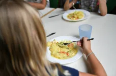 Školní obědy budou moci zdražit o dvacet procent, svačiny o třicet