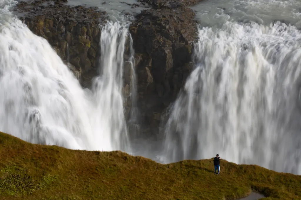 Turista si pořizuje selfie u vodopádu Gullfoss na Islandu