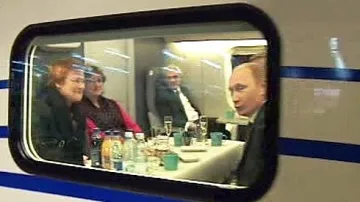 Ruský premiér Vladimir Putin a finská prezidentka Tarja Halonenová