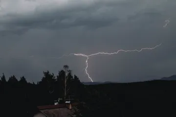 V pátek mohou přijít silné bouřky, o víkendu se ochladí