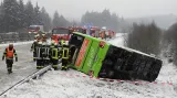 Nehoda autobusu s kamionem zastavila dálnici D5 u Rozvadova