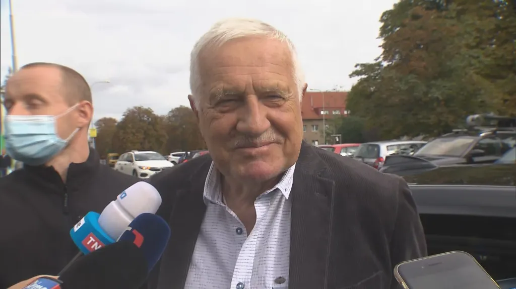 Václav Klaus opouští Ústřední vojenskou nemocnici