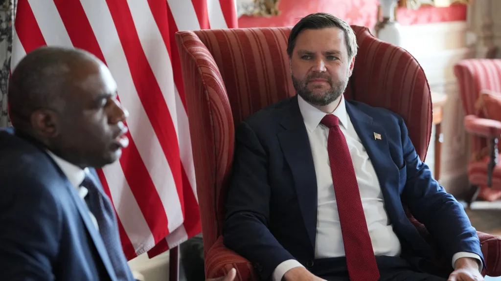 Britský ministr zahraničí David Lammy (vlevo) a americký viceprezident JD Vance