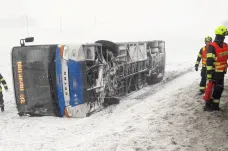Sněžení komplikuje dopravu. Na Plzeňsku havaroval autobus, tři lidé se zranili
