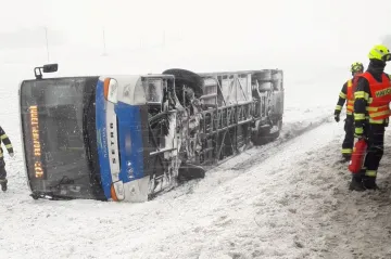 Sněžení komplikuje dopravu. Na Plzeňsku havaroval autobus, tři lidé se zranili