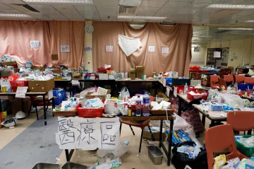 Obléhání hongkongské univerzity je zřejmě u konce. Zůstala tam poslední, zesláblá žena